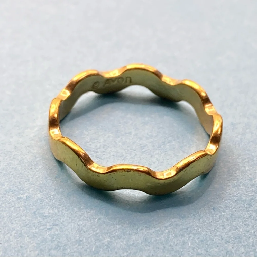 AVON Goldtone Wavy Ring Size 7 Vintage